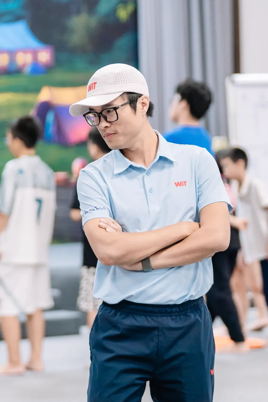 Minh trong một buổi học cùng các bạn học sinh