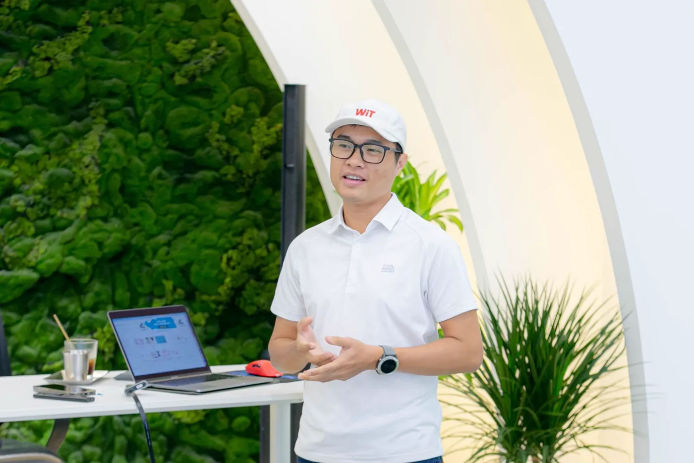 Minh đang chia sẻ trong một buổi học